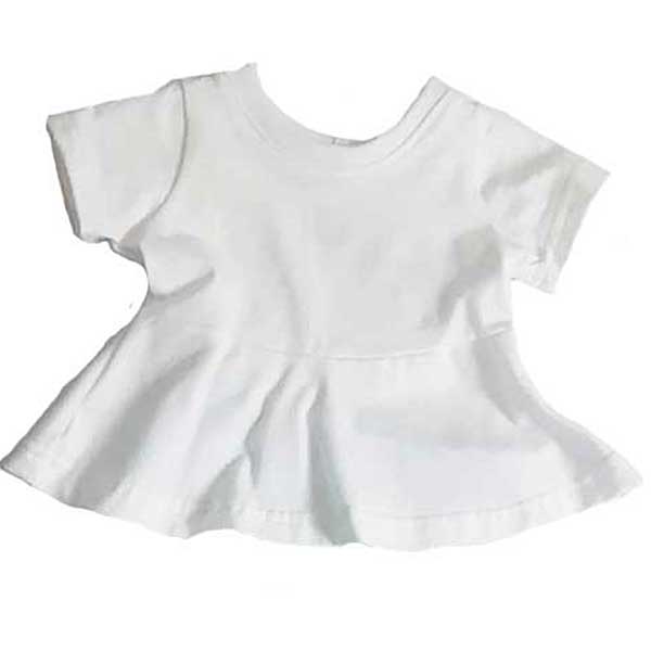Een hip gebroken wit shirtje met een schattig schootje en korte mouwtjes. Het shirtje is gemaakt van zacht biologisch katoen en geschikt voor warme dagen. 