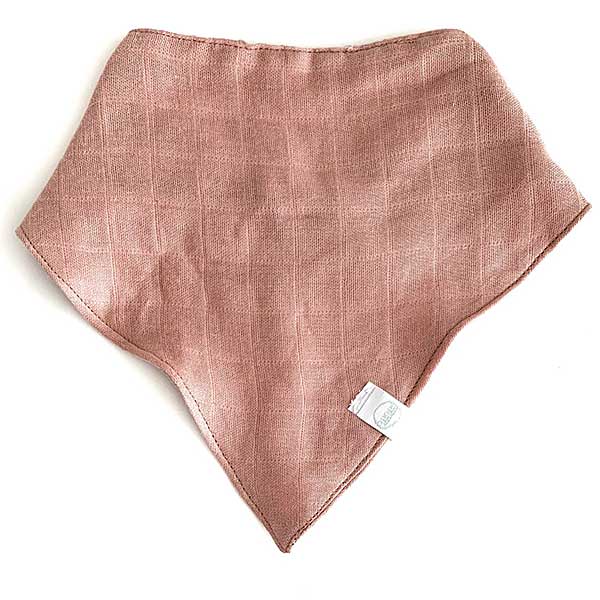 Deze bandana slab Misty Rose beschermt de kleertjes van je kindje tegen kwijlen gedurende de dag maar kan ook als accessoire worden gebruikt.