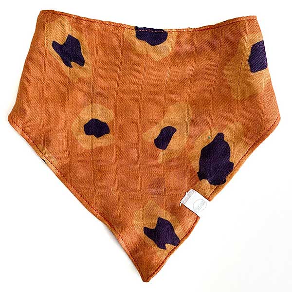 Deze bandana slab Rusty Leopard van MaeMae beschermt de kleertjes van je kindje tegen kwijlen gedurende de dag maar kan ook als accessoire worden gebruikt.