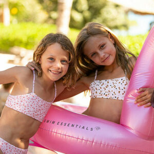 Op zoek naar een leuke trendy bikini voor jouw kleine meid? Hier vindt je de roze bikini Old Pink Panterprint van Swim Essentials. Met deze mooie bikini loopt jou kleine meid er stoer en modieus bij.