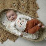 Dit leuke shirt met lange mouw is ecru van kleur en met verschillende kleuren bruin is de tekst Puppy Eyes er opgedrukt. Het shirtje komt uit de collectie Playtime van Frogs and Dogs.