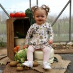 Een leuke ecru jurkje met lange mouw uit de collectie Fearless - Friends van Frogs and Dogs. Bedrukt met leuke vriendjes op de voor- en achterzijde. 