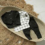 Een stoer en lief gebreid vestje in de kleur antraciet. Het vestje komt uit de collectie Playtime van Frogs and Dogs en is leuk te combineren met het bijpassende broekje.