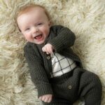 Een stoer en lief gebreid vestje in de kleur antraciet. Het vestje komt uit de collectie Playtime van Frogs and Dogs en is leuk te combineren met het bijpassende broekje.