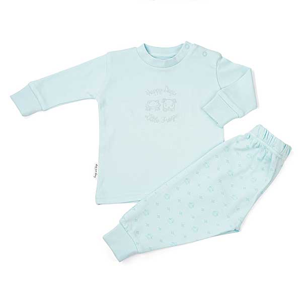 Een leuk blauwe pyjama met print op het broekje en borduursel op het shirtje, van het merk Frogs and Dogs uit de collectie Happy Dogs & Little Frogs.