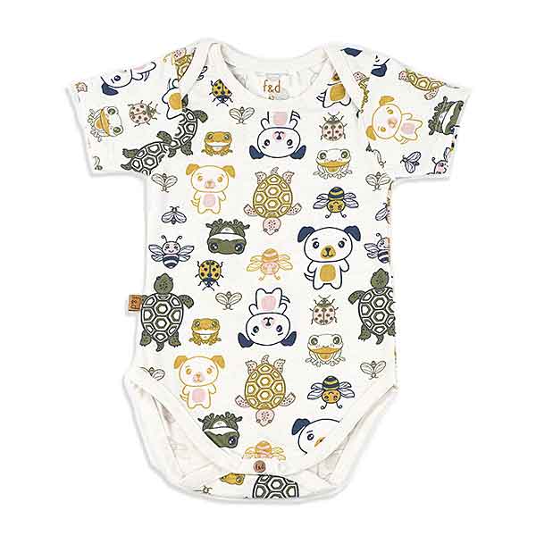Een leuke ecru rompertje met korte mouw uit de collectie Fearless - Friends van Frogs and Dogs. Bedrukt met leuke vriendjes op de voor- en achterzijde.