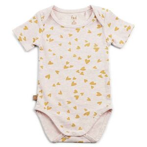 Een leuke roze romper korte mouw met een over-all bedrukking van hartjes uit de collectie Hearts van het merk Frogs and Dogs.