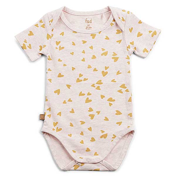 Een leuke roze romper korte mouw met een over-all bedrukking van hartjes uit de collectie Hearts van het merk Frogs and Dogs.