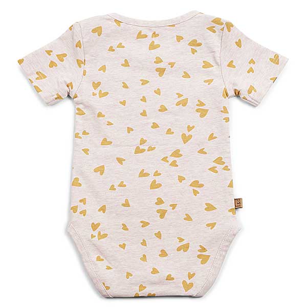 Een leuke roze romper korte mouw met een over-all bedrukking van hartjes uit de collectie Hearts van het merk Frogs and Dogs.
