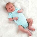 Een leuk rompertje in de kleur blauw met korte mouw van het merk Frogs and Dogs uit de collectie Friends Forever. Het logootje van Forever Friends is overall geprint op het rompertje.