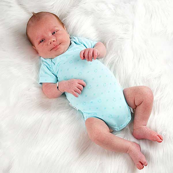 Een leuk rompertje in de kleur blauw met korte mouw van het merk Frogs and Dogs uit de collectie Friends Forever. Het logootje van Forever Friends is overall geprint op het rompertje.