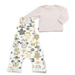 Heerlijk zacht en uiterst comfortabel tuinbroekje in de kleur ecru met een leuke print van verschillende dieren uit de collectie van Frogs and Dogs.