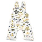 Heerlijk zacht en uiterst comfortabel tuinbroekje in de kleur ecru met een leuke print van verschillende dieren uit de collectie van Frogs and Dogs.