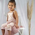 Een leuke roze tuinbroek met een over-all bedrukking van hartjes uit de collectie Hearts van het merk Frogs and Dogs.