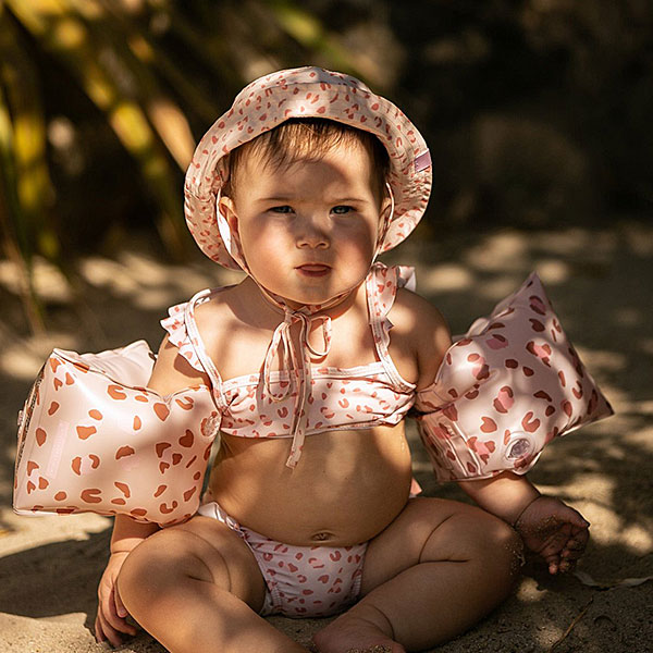 Op zoek naar een leuke trendy bikini voor jouw kleine meid? Hier vindt je de roze bikini Old Pink Panterprint van Swim Essentials. Met deze mooie bikini loopt jou kleine meid er stoer en modieus bij.