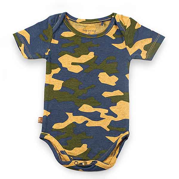 Een leuk rompertje met een camouflage print van het merk Frogs and Dogs uit de collectie Fearless. In de kleuren okergeel, legergroen en donkerblauw.