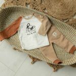 Een lieve shirtje in de kleur ecru uit de collectie Playtime van Frogs and Dogs met de tekst You & Me en een afbeelding van Ollie de bulldog. De mouwen zijn in de kleur hazelnoot en camel.