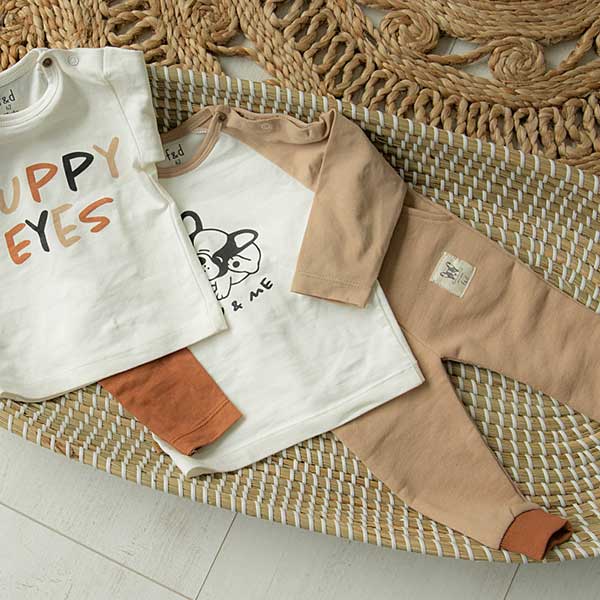 Een lieve shirtje in de kleur ecru uit de collectie Playtime van Frogs and Dogs met de tekst You & Me en een afbeelding van Ollie de bulldog. De mouwen zijn in de kleur hazelnoot en camel.