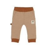 Een leuk joggingbroekje in de kleur camel uit de Playtime collectie van Frogs and Dogs. Broekje heeft boordjes in de kleur hazelnoot en 2 steekzakjes.