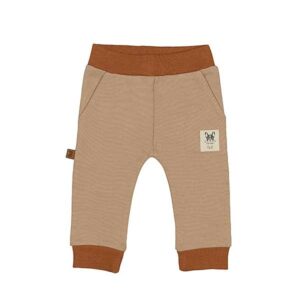 Een leuk joggingbroekje in de kleur camel uit de Playtime collectie van Frogs and Dogs. Broekje heeft boordjes in de kleur hazelnoot en 2 steekzakjes.