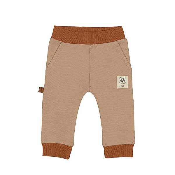 Een leuk joggingbroekje in de kleur camel uit de Playtime collectie van Frogs and Dogs. Broekje heeft boordjes in de kleur hazelnoot en 2 steekzakjes.