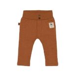 Een leuk broekje in de kleur hazelnoot uit de Playtime collectie van Frogs and Dogs. Broekje heeft 2 sierknoopjes op de broeksband zitten en aan de linker onderzijde een logo van Ollie.