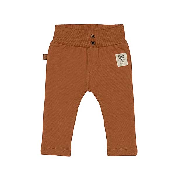 Een leuk broekje in de kleur hazelnoot uit de Playtime collectie van Frogs and Dogs. Broekje heeft 2 sierknoopjes op de broeksband zitten en aan de linker onderzijde een logo van Ollie.