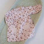 Een schattig jurkje uit de collectie Wild About You van Frogs and Dogs met een subtiele panterprint in de kleur roze. Het jurkje heeft een leuk kraagje.