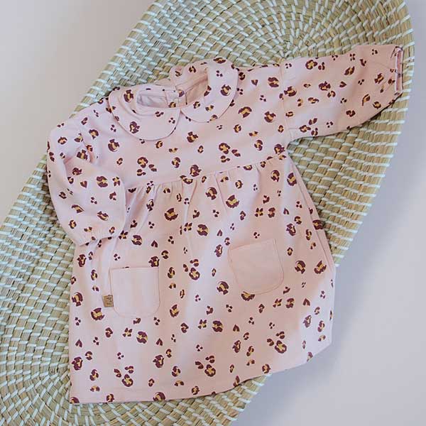Een schattig jurkje uit de collectie Wild About You van Frogs and Dogs met een subtiele panterprint in de kleur roze. Het jurkje heeft een leuk kraagje.