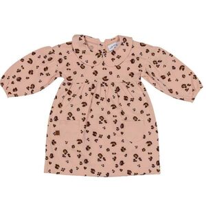 Een schattig jurkje uit de collectie Wild About You van Frogs and Dogs met een subtiele panterprint in de kleur roze. Het jurkje heeft een leuk kraagje.