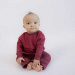 Deze aubergine kleurige sweater Leo Insert komt uit de collectie Winter Wild About You van Frogs and Dogs met een subtiele zwarte panterprint.