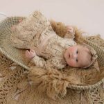 Een schattig jurkje voor jouw kleine meid uit de collectie Winter Flower van Frogs and Dogs. Het jurkje heeft een print van winterbloemen in de kleur bruin & paars.