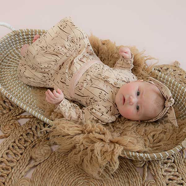 Een schattig jurkje voor jouw kleine meid uit de collectie Winter Flower van Frogs and Dogs. Het jurkje heeft een print van winterbloemen in de kleur bruin & paars.