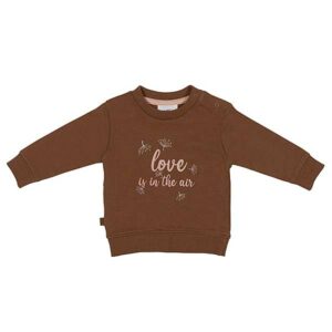 Een leuke en lieve sweater in de kleur bruin uit de collectie Winter Flower van Frogs and Dogs met de tekst Love is in the Air in de kleur roze.
