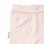 Een leuk effen broekje in de kleur zacht roze voor jouw kleine meid van Frogs and Dogs uit de collectie Friends Forever.