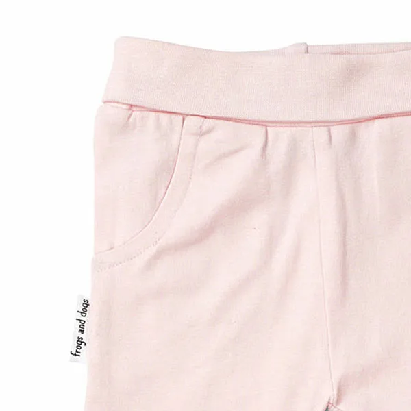 Een leuk effen broekje in de kleur zacht roze voor jouw kleine meid van Frogs and Dogs uit de collectie Friends Forever.