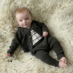 Een stoer en lief gebreid vestje in de kleur antraciet. Het vestje komt uit de collectie Playtime van Frogs and Dogs en is leuk te combineren met het bijpassende broekje.