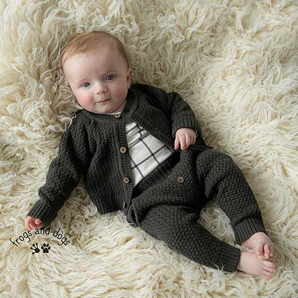 Een stoer en lief gebreid vestje in de kleur antraciet. Het vestje komt uit de collectie Playtime van Frogs and Dogs en is leuk te combineren met het bijpassende broekje.