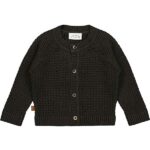 Een stoer en lief gebreid vestje in de kleur antraciet. Het vestje komt uit de collectie Playtime van Frogs and Dogs en is leuk te combineren met het bijpassende broekje.