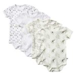 Een leuke set van 4 rompers met korte mouw van het merk Pippi. De rompertjes zijn in de kleuren wit, ecru & grijs met verschillende prints. Gemaakt van biologische katoen.