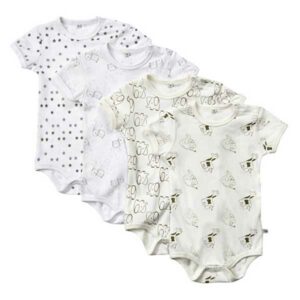 Een leuke set van 4 rompers met korte mouw van het merk Pippi. De rompertjes zijn in de kleuren wit, ecru & grijs met verschillende prints. Gemaakt van biologische katoen.