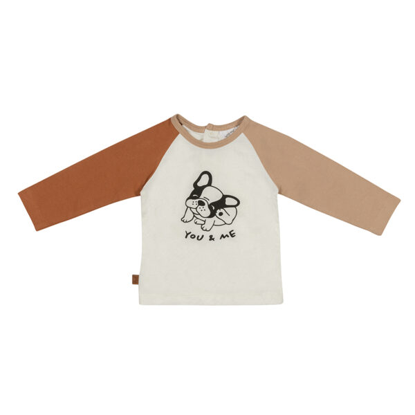 Een lieve shirtje in de kleur ecru uit de collectie Playtime van Frogs and Dogs met de tekst You & Me en een afbeelding van Ollie de bulldog. De mouwen zijn in de kleur hazelnoot en camel.