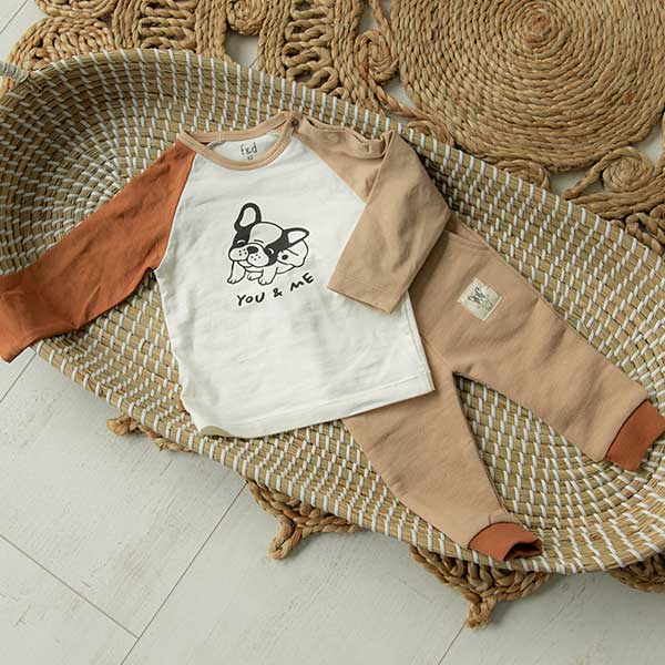 Een lieve shirtje in de kleur ecru uit de collectie Playtime van Frogs and Dogs met de tekst You & Me en een afbeelding van Ollie de bulldog. De mouwen zijn in de kleur hazelnoot en camel.