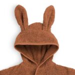 Een heerlijke zachte badjas in de kleur caramel van het merk Jollein. Gemaakt van badstof katoen. Heerlijk warm en makkelijk voor na het douchen of badderen.