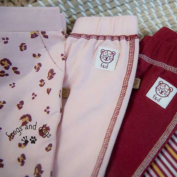 Een lief roze broekje uit de Wild about You collectie van Frogs and Dogs. Dit lief broekje is gemaakt van zacht katoen met een elastische broeksband.