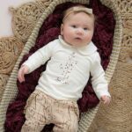 Een lief broekje uit de Winter Flower collectie van Frogs and Dogs. Dit lief broekje is gemaakt van zacht katoen met een print van winterse bloemen.