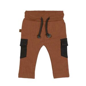 Een cargobroekje in de kleur bruin komt uit de Dino collectie van Frogs and Dogs. Een stoer broekje aan de zijkant 2 zwarte zakjes met klep en een elastische broeksband.