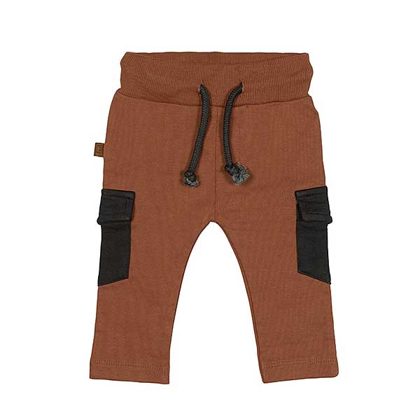 Een cargobroekje in de kleur bruin komt uit de Dino collectie van Frogs and Dogs. Een stoer broekje aan de zijkant 2 zwarte zakjes met klep en een elastische broeksband.