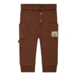 Een joggingbroekje in de kleur bruin uit de Friends in the Woods collectie van Frogs and Dogs. Een stoer broekje met zakjes en knoopjes aan de voorzijde.