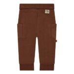 Een joggingbroekje in de kleur bruin uit de Friends in the Woods collectie van Frogs and Dogs. Een stoer broekje met zakjes en knoopjes aan de voorzijde.